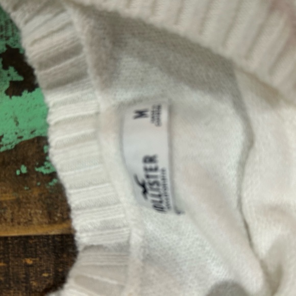 Hollister sweater. Worn once. Great condition. Size m - Picture 2 of 2